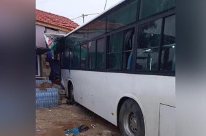 11 اصابة بحادث باص للجامعة الهاشمية ومركبة وقلاب على طريق جرش - الزرقاء