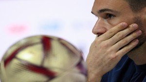 حارس منتخب فرنسا: الأجواء الجماهيرية ستكون "معادية لصالح" المغرب