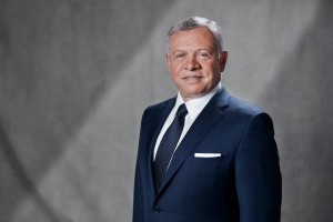 الملك: التعامل بحزم مع كل من يرفع السلاح في وجه الدولة ويتعدى على الممتلكات العامة