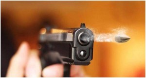 فتاة تقتل 3 من عائلتها وتصيب اثنين رميا بالرصاص في اربد