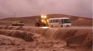 إنقاذ ركاب حافلتي نقل بعد محاصرتهم بالسيول في معان