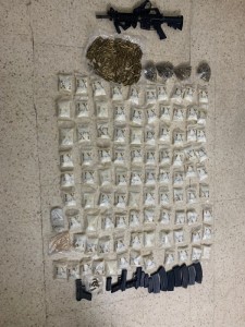 ضبط كمية كبيرة من الحبوب المخدرة والأسلحة والذخائر بمداهمة تاجر للمخدرات في محافظة المفرق