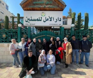 طلبة "آداب وعلوم" عمان الاهلية يزورون دار الأمل للمسنين