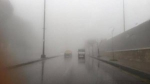 إصابتان باصطدام مركبة في جدار على طريق المطار