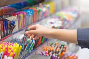 إقبال ضعيف على شراء قرطاسية ومستلزمات العودة للمدارس