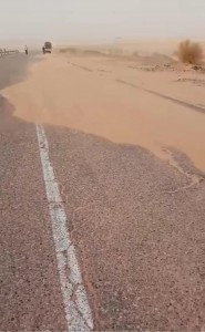 الدوريات الخارجية تحذر من تشكل الكثبان الرملية على طريق "وادي عربة-العقبة"