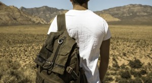 التحقيق مع شخص حمل 250 كف حشيش على ظهره لتهريبها سيراً على الأقدام