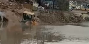 الأمانة توضح حول غرق جرافة داخل بركة مياه في عمان