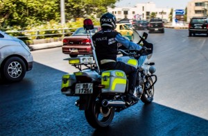 سائق غير مرخص يدهس شخصا عند دوار المدينة الطبية