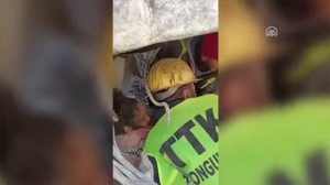 بعد 201 ساعة...إنقاذ شابة من أنقاض زلزال تركيا