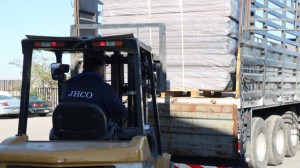 61 شاحنة من الأردن تحمل مساعدات إغاثية عبرت إلى سوريا برا حتى الأربعاء