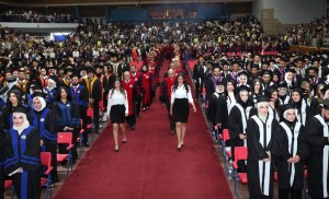 بالصور .. كرنفال احتفالي بهيج بتخريج الفوج الثلاثين من طلبة عمان الاهلية