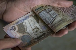 توقيف مراسل بضريبة الدخل احتال على مكلّف ب 18 ألف دينار