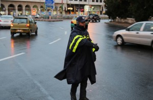 الإدارات المرورية تحذر السائقين: عودة الأمطار بعد انقطاع يؤدي للانزلاق