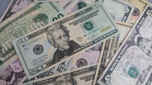 مسؤول أمريكي سابق يحذر من إفلاس 5 بنوك كبرى في بلاده