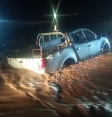 الدفاع المدني ينقذ مواطناً حاصرته السيول في منطقة الديسة