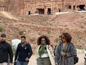 المذيعة الامريكية الأكثر شهرة في العالم اوبرا تزور البترا