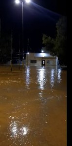 تعليق دوام المدارس في الأزرق ليوم غد الأحد