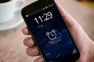 إرباك لدى مواطنين بسبب تغيّر الوقت تلقائيا على هواتفهم