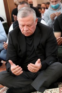 بالصور...الملك يؤدي صلاة الجمعة الثانية من رمضان في العقبة