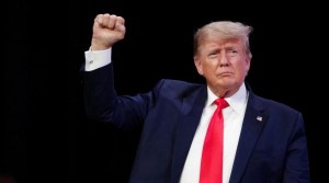 اتفاق على ألا يتم تقييد يدي ترمب بعد تسليم نفسه