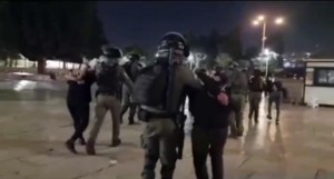 إصابات واعتقالات خلال اقتحام قوات الاحتلال للمسجد الأقصى