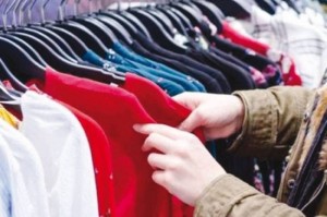الحيرة بين الصيفي والشتوي تُضعف الاقبال على الألبسة