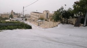 عاصفة رعدية عنيفة وهطولات غزيرة من البرد والمطر في السلط وغرب عمان