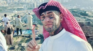 الكشف عن قصة الشاب البريطاني الذي يملأ الوشم وجهه