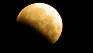 خسوف  شبه ظل  للقمر في سماء المملكة مساء الجمعة