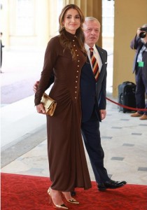 الملكة تنشر صورة برفقة الملك في قصر باكنغهام