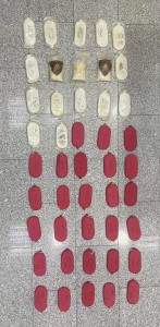 القبض على تجار مخدرات وسلاح في مداهمات أمنية