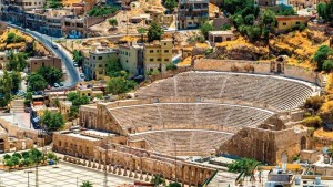 الأمن يحقق بسقوط فتاة في المدرج الروماني