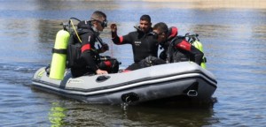 اسعاف سيدة تعاني من حالة مرضية بقارب في الأزرق