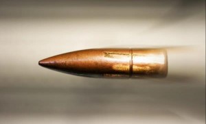 هاتف خلوي يتلقى رصاصة عن مالكه وينقذ حياته