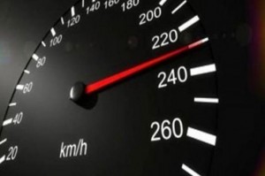 ضبط مركبة تسير بسرعة 200 كلم على طريق العمري