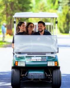 الملكة بجولة مع ولي العهد والأميرة رجوة في صن فالي