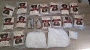 القبض على تجّار ومهربين وضبط أسلحة وكميات من المخدرات