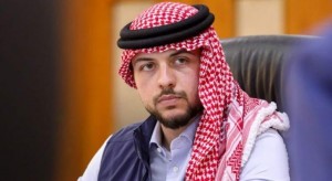 ولي العهد يهاتف العقيد السرطاوي معزياً بوفاة والده