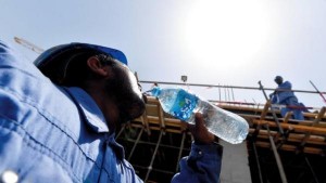 المرصد العمالي يطالب بعدم تشغيل العاملين بالمواقع المكشوفة أثناء موجة الحر