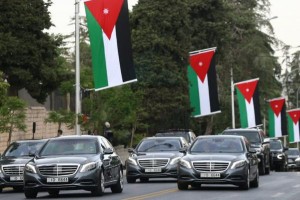 شاب يعترض موكب الملك، والملك يأمر بتلبية طلبه والاستماع له