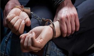 الأمن العام :إلقاء القبض على مطلوبَين خطرَين بمداهمتين غرب البلقاء