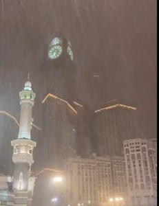 السعودية ترفع درجة الإنذار وأمطار غزيرة في مكة