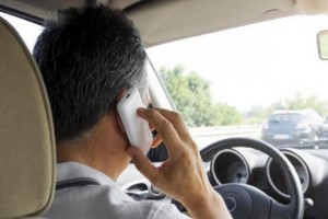 السير للسائقين: مخالفة استخدام الهاتف أثناء القيادة أصبحت 50 دينارا