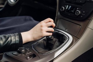 ضبط حدث مواليد 2008 يقود مركبة بعمان