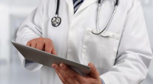 نقابة الأطباء تحذر من "بطالة مرعبة" في السنوات المقبلة