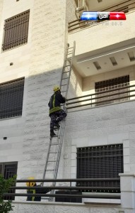 الزرقاء .. إخلاء طفل من شقة طابقية أغلق بابها أتوماتيكيا