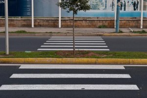 15 دينارًا غرامة "عبور المشاة للطريق في الأماكن غير المخصصة لذلك"