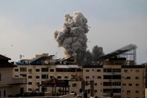 إذاعة الاحتلال: الغارات على غزة مستمرة حتى لو أضرت بالرهائن