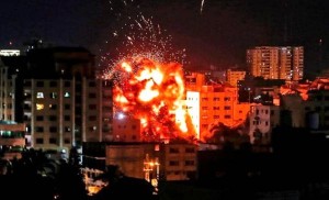 غارات إسرائيلية ليلية على غزة ترفع حصيلة الشهداء الى 950 واصابة 5000